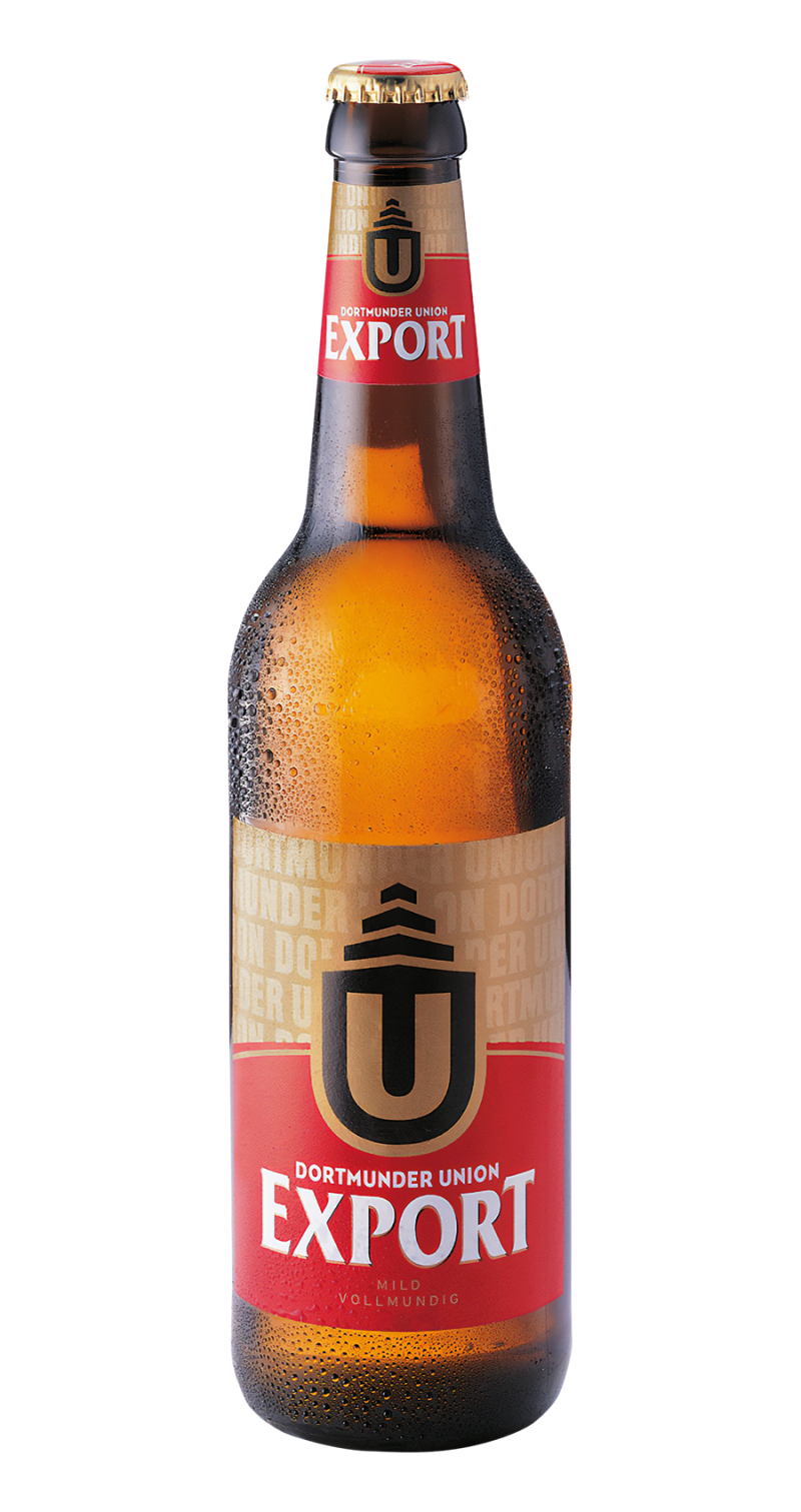 Eine Getränkeflasche mit Kondenswasser steht aufrecht, das Etikett zeigt Schriftzüge und ein Logo.