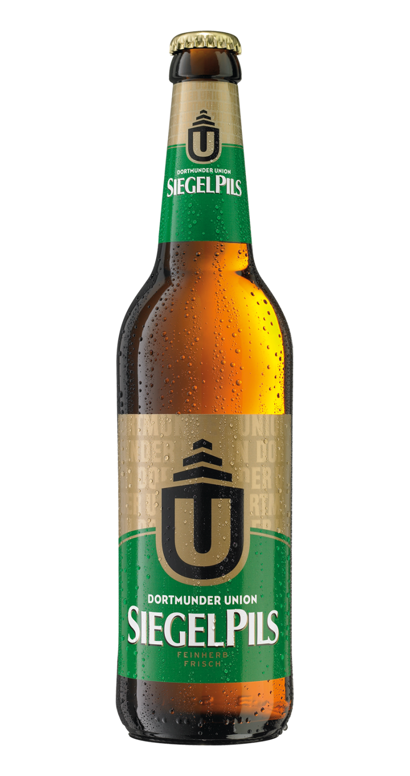 Eine Bierflasche mit grünem Etikett ist zu sehen, bedeckt mit Kondenswassertropfen.